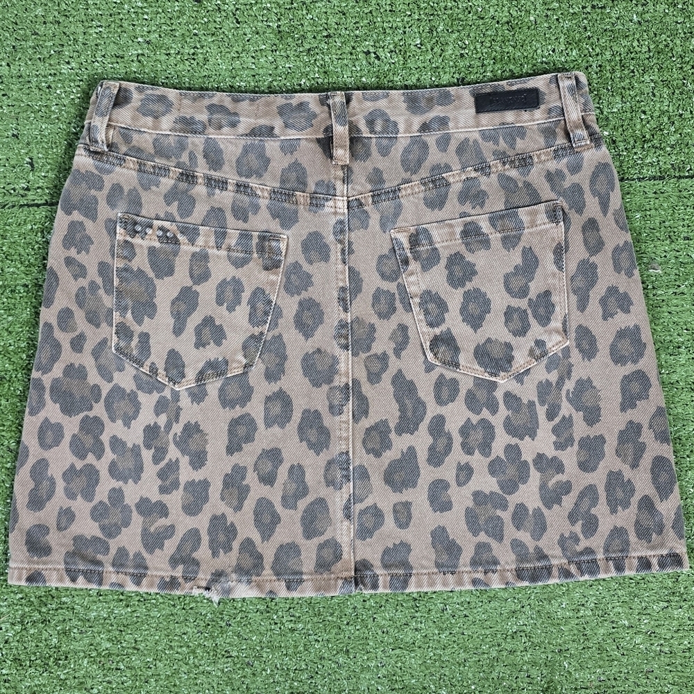 BLANK NYC | 100% COTTON FADED LEOPARD LIGHTLY DISTRESSED DENIM MINI SKIRT - Picture 11 of 16